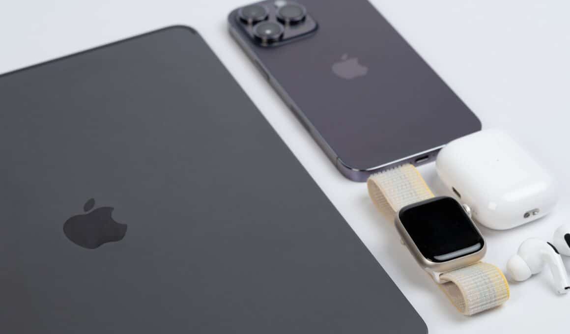 iPad, iPhone, Apple Watch e AirPods sobre mesa