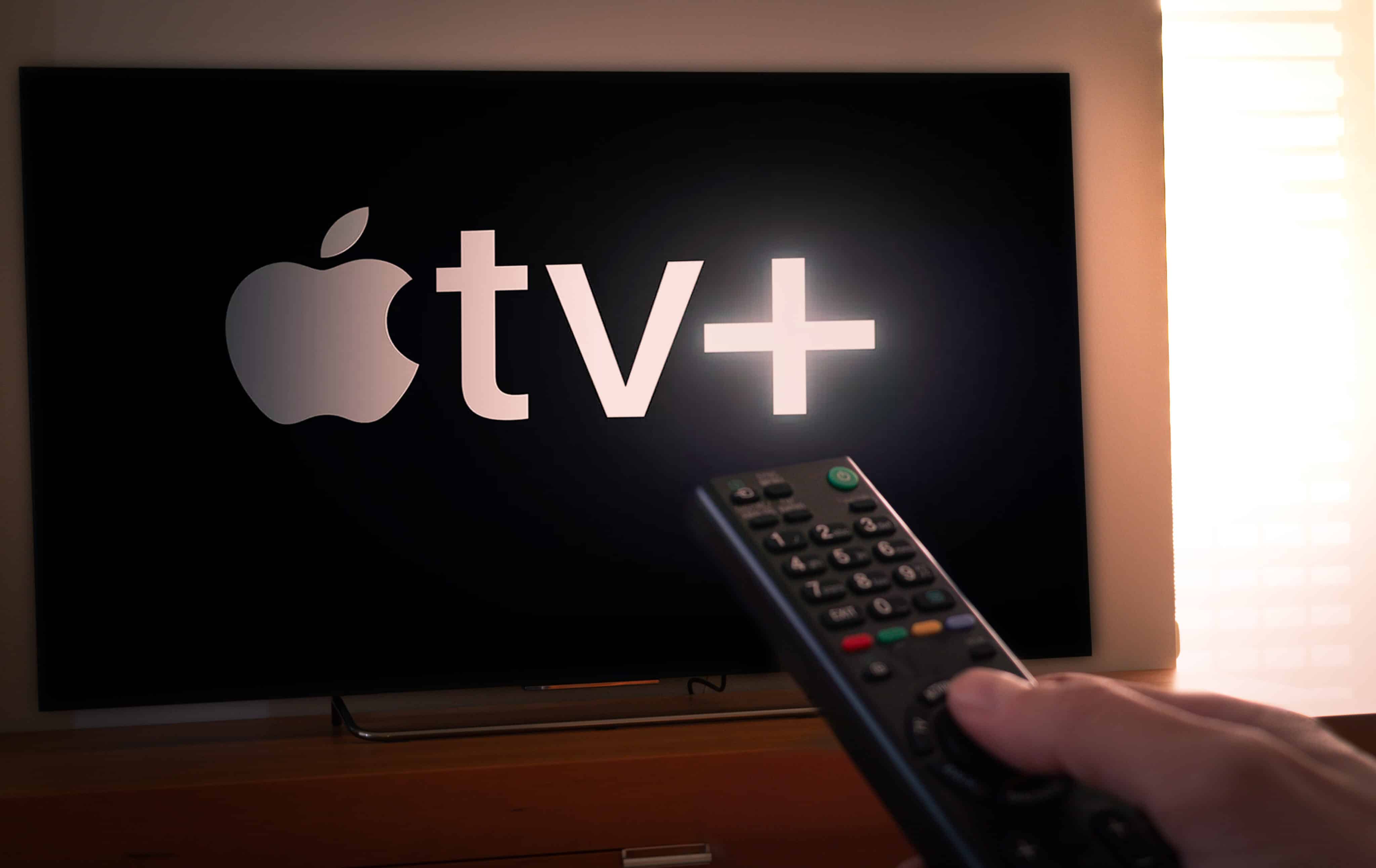 Ícone do Apple TV+ em televisão e controle