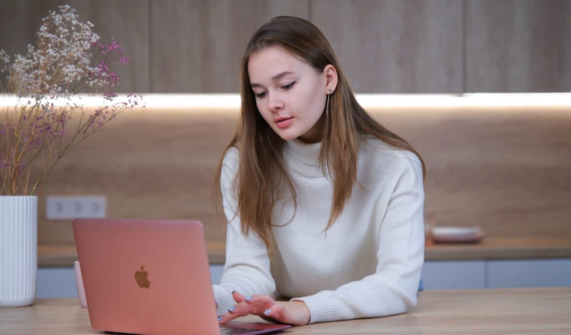 Mulher/garota/menina usando MacBook rosa