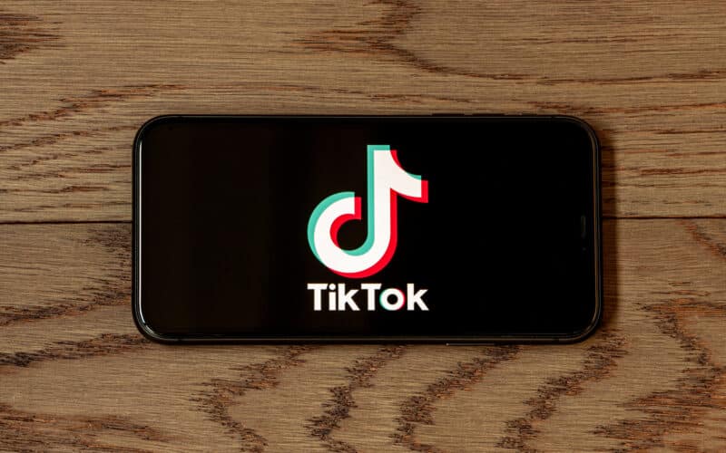 TikTok em iPhone no modo paisagem