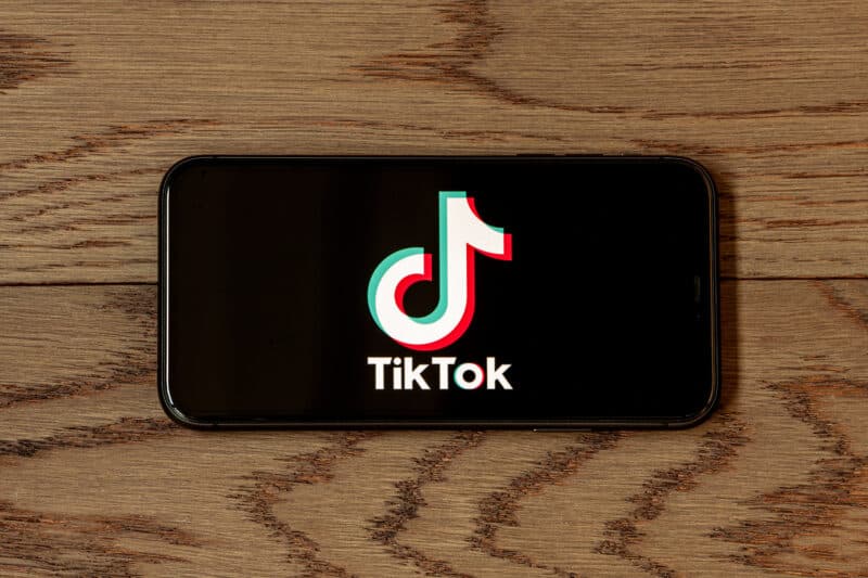 TikTok em iPhone no modo paisagem