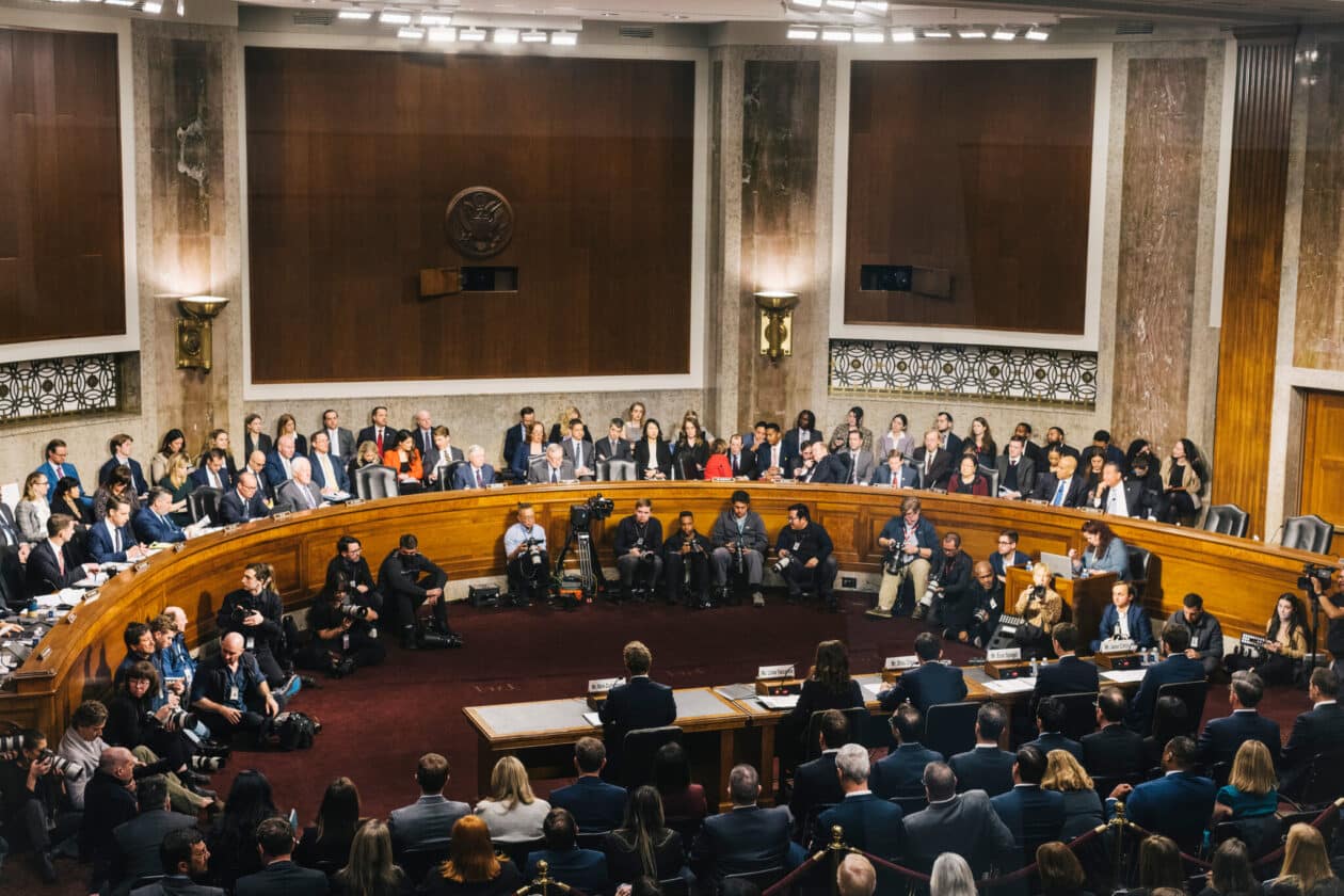 Jason Citron (CEO do Discord), Evan Spiegel (CEO da Snap), Shou Chew (CEO do TikTok), Linda Yaccarino (CEO do X) e Mark Zuckerberg (CEO da Meta) em audiência do Comitê Judiciário do Senado dos EUA