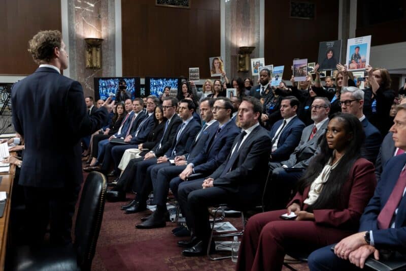 CEO e fundador da Meta, Mark Zuckerberg, pedindo desculpas às famílias na platéia durante uma audiência do Comitê Judiciário do Senado dos EUA