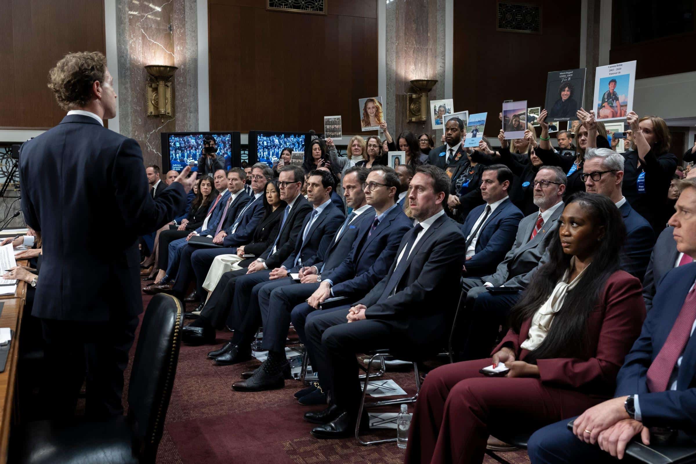 CEO e fundador da Meta, Mark Zuckerberg, pedindo desculpas às famílias na platéia durante uma audiência do Comitê Judiciário do Senado dos EUA