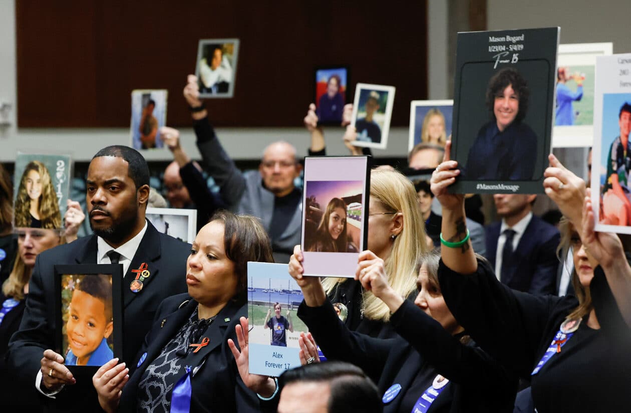 As pessoas com fotografias e cartazes durante a audiência do Comitê Judiciário do Senado