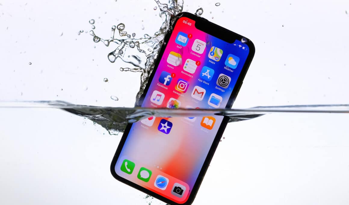 iPhone semi-submerso