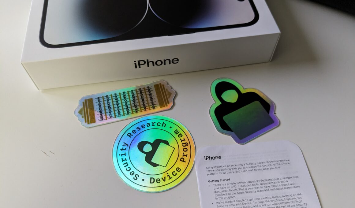 Itens da caixa de um iPhone entregue pela Apple a pesquisadores de segurança