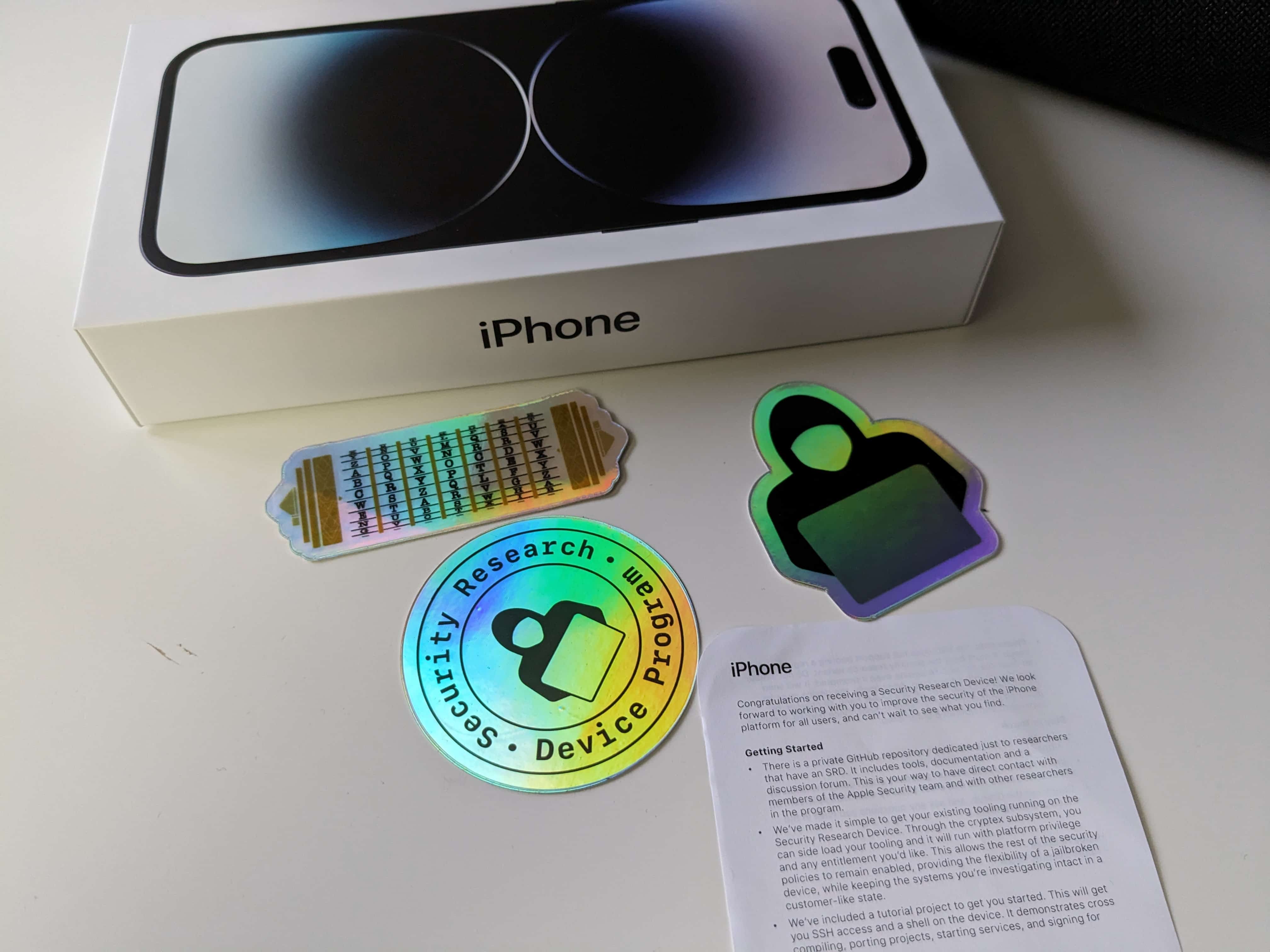 Itens da caixa de um iPhone entregue pela Apple a pesquisadores de segurança