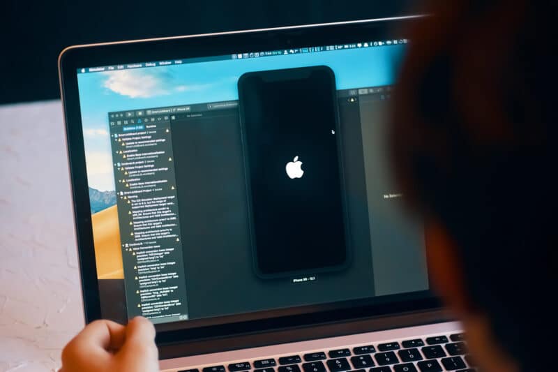 Logo da Apple em aplicativo de programação