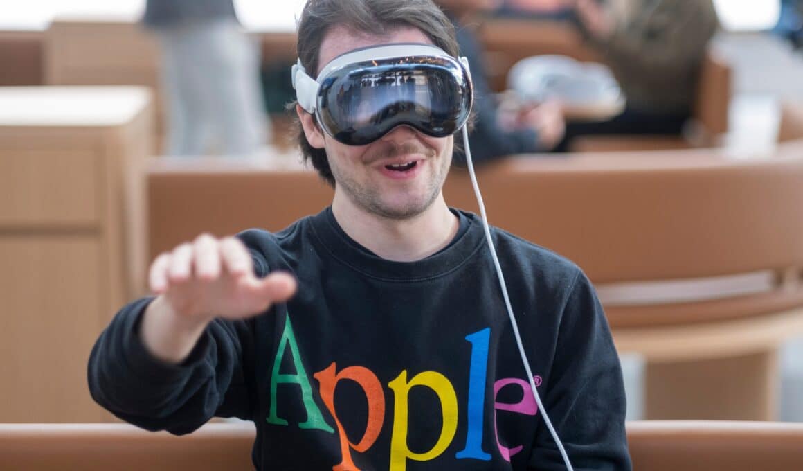 Homem testando o Apple Vision Pro