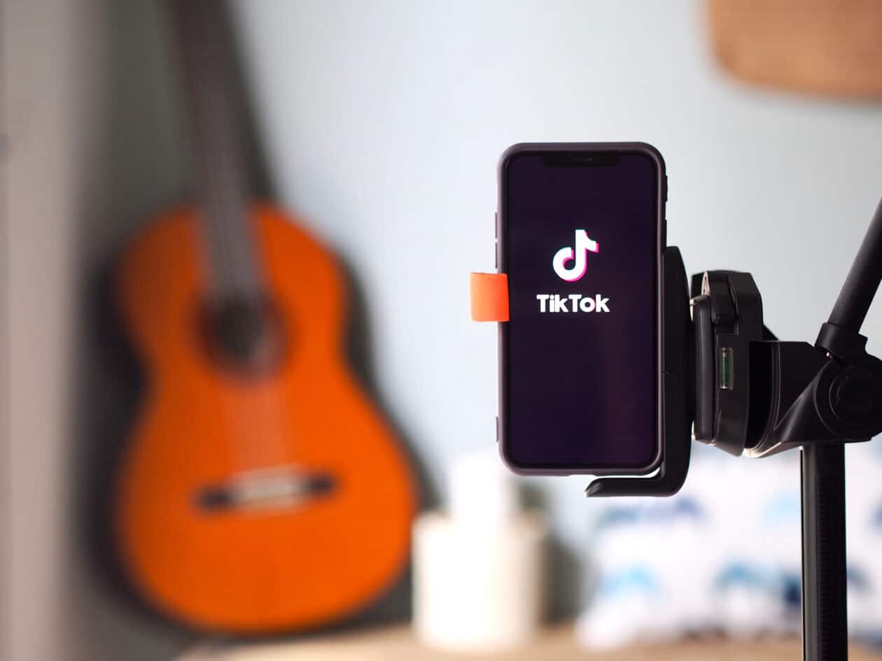 Como restringir seus vídeos para usuários maiores de idade no TikTok