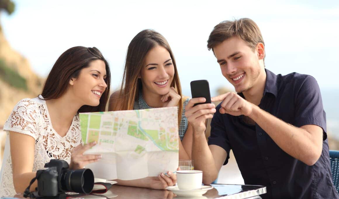 Jovens olhando um mapa no papel e nem um smartphone