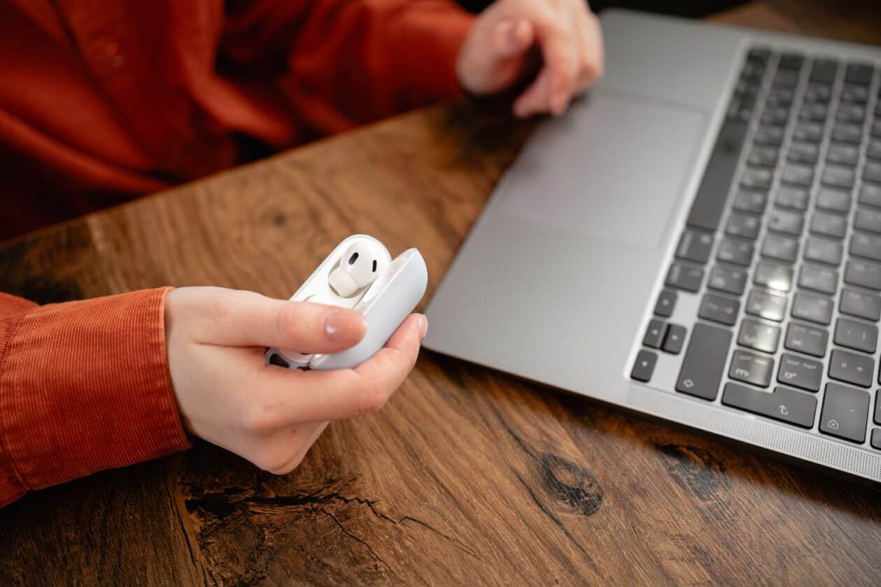 Apple planeja AirPods Pro com novos controles touch e amplificação de voz, indicam patentes