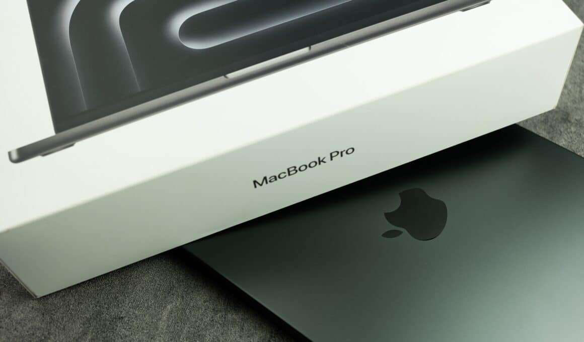 Caixa de MacBook Pro (M3) com laptop fechado abaixo