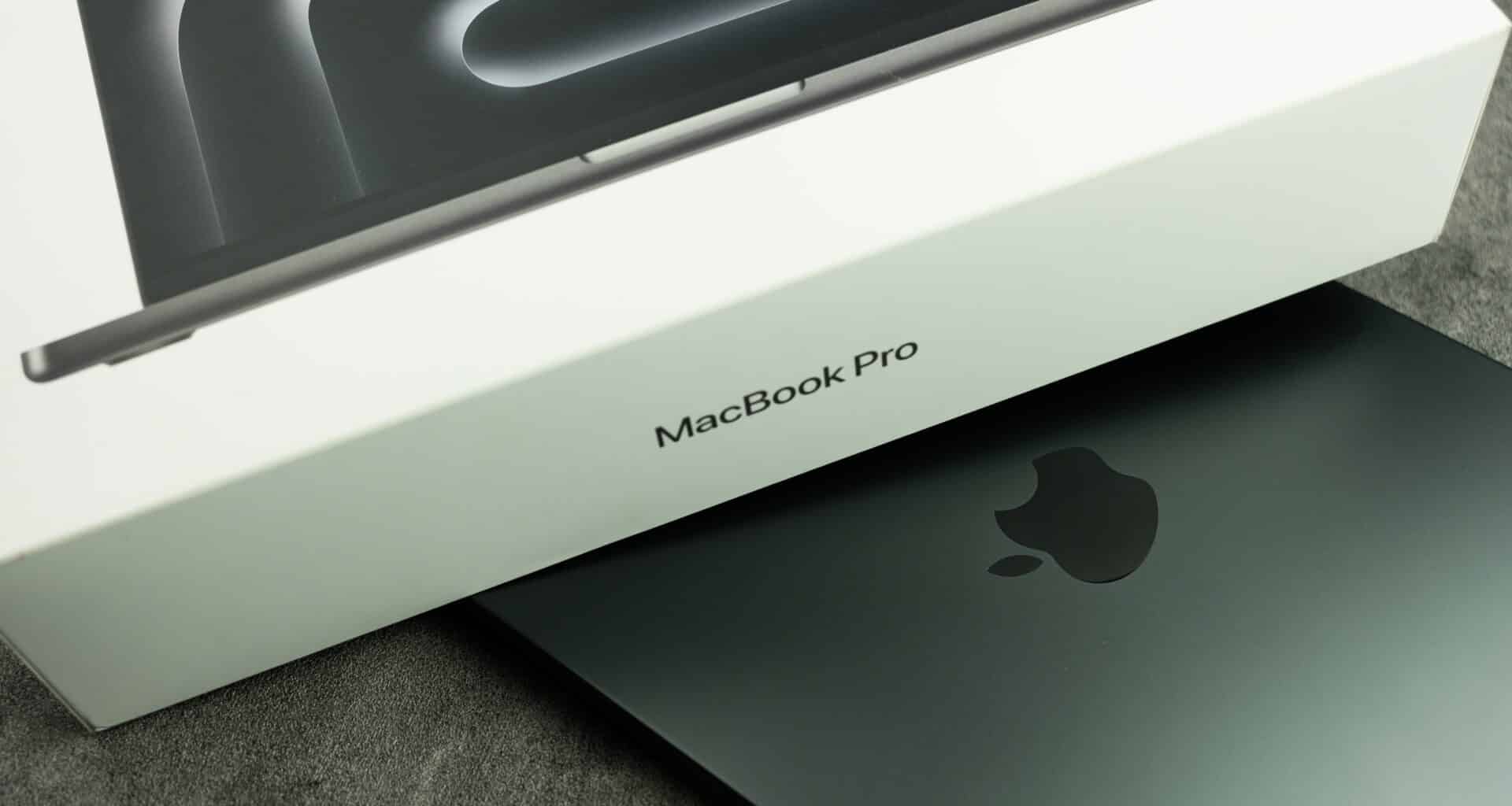 Caixa de MacBook Pro (M3) com laptop fechado abaixo