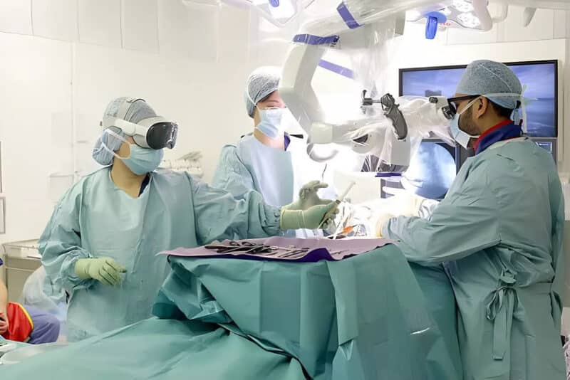 Apple Vision Pro usado durante cirurgia no Reino Unido