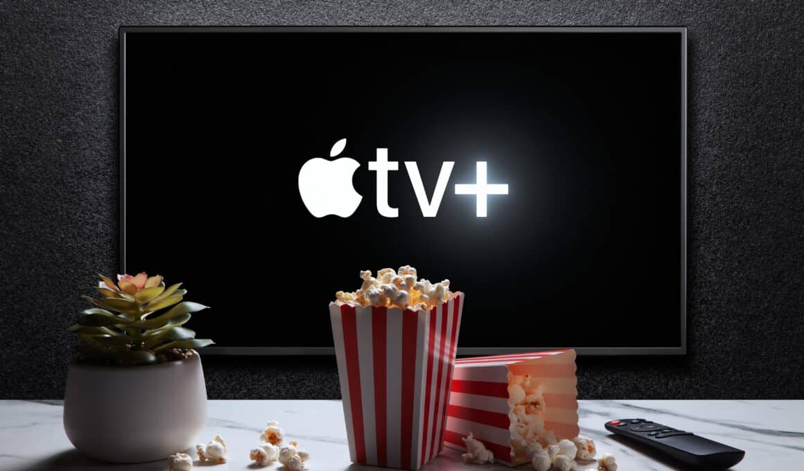 Apple TV+ numa televisão com pipoca à frente