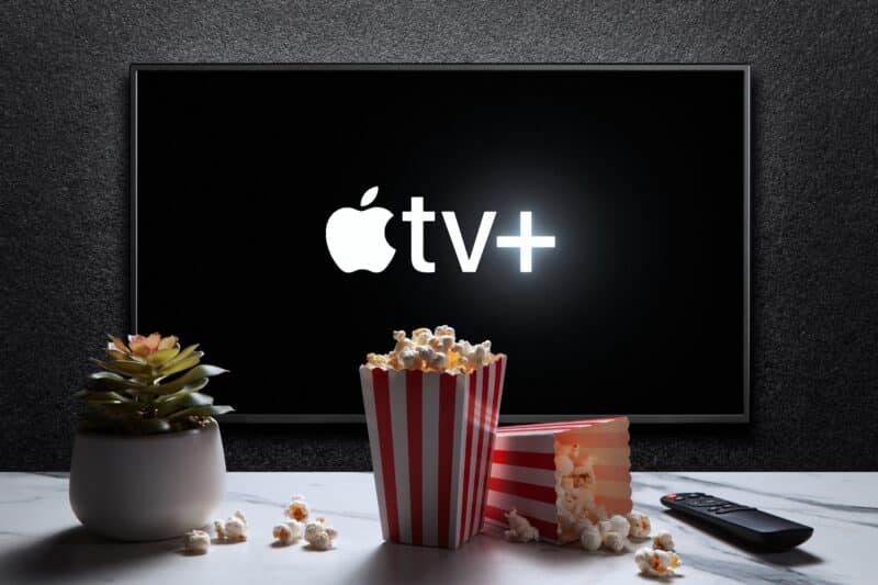 Apple TV+ numa televisão com pipoca à frente