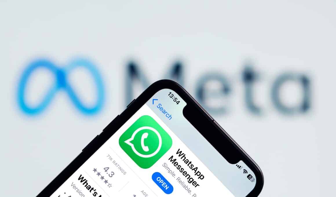 WhatsApp na App Store, em um iPhone, com o logo da Meta ao fundo
