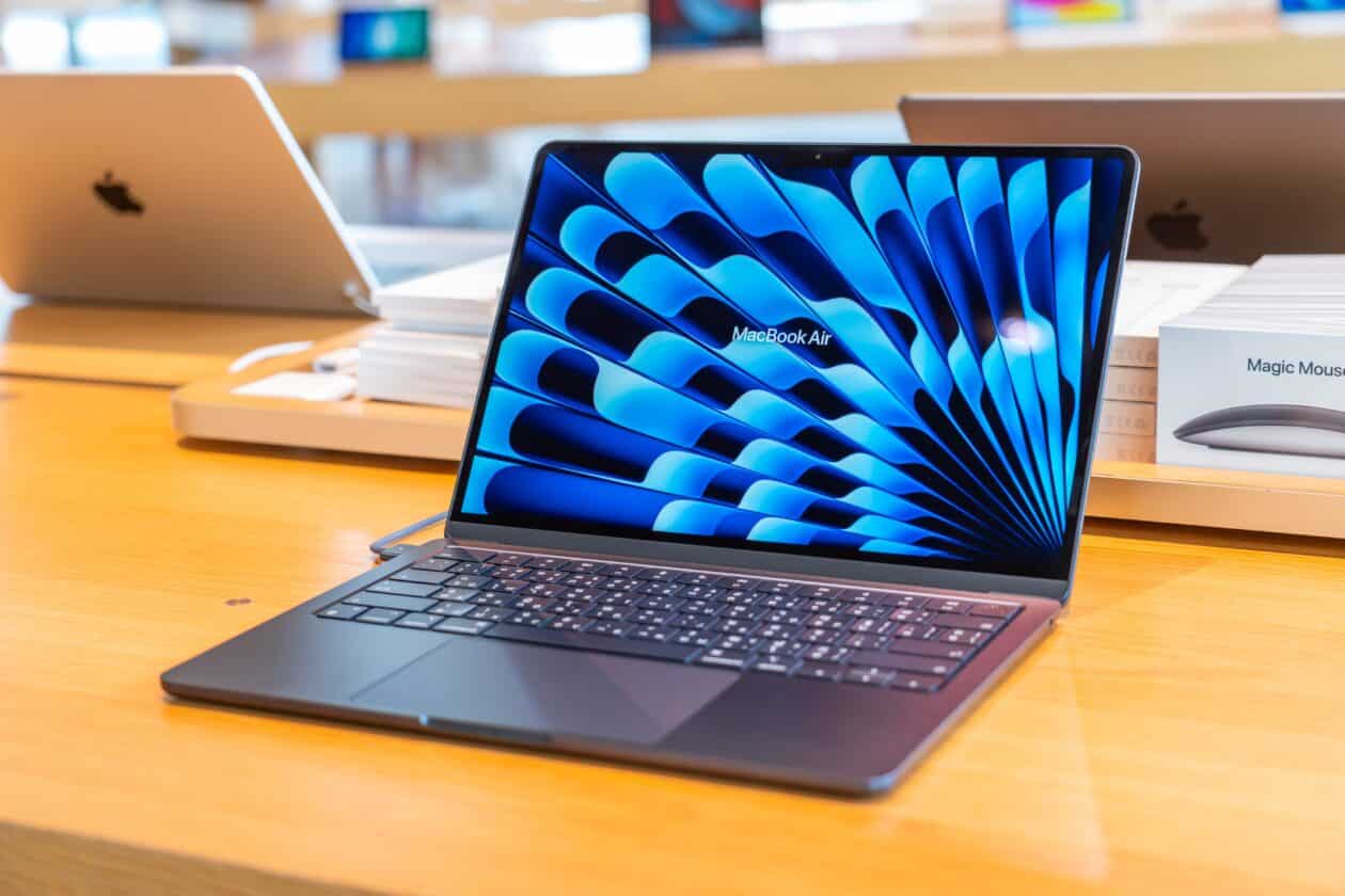 MacBook Air exposto em Apple Store