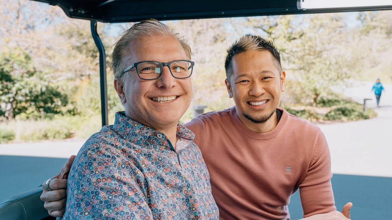 YouTuber Brian Tong e VP da Apple Greg Joswiak no Apple Park