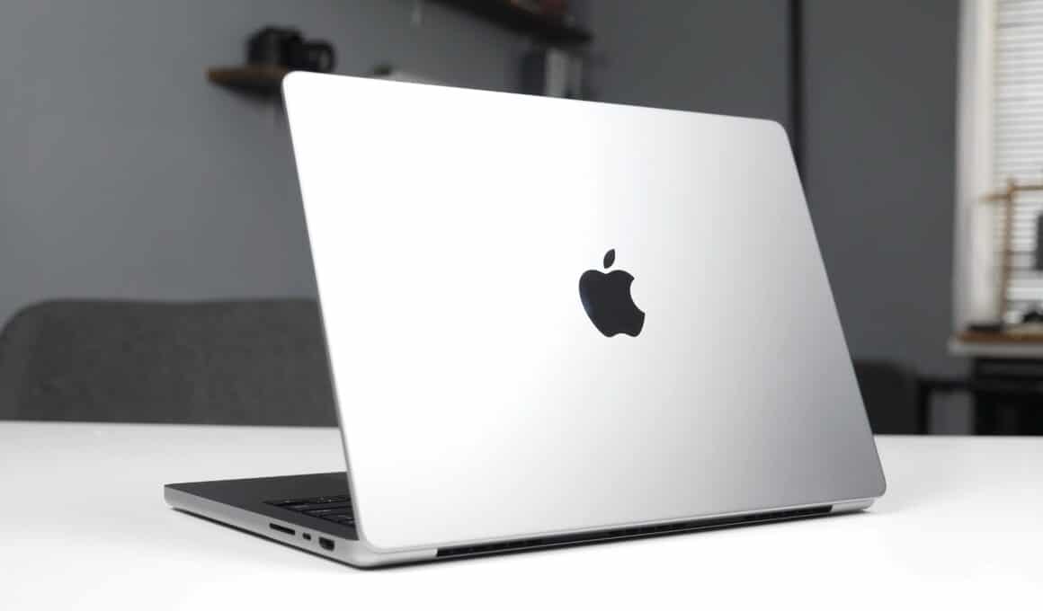 Traseira de MacBook Pro sobre mesa