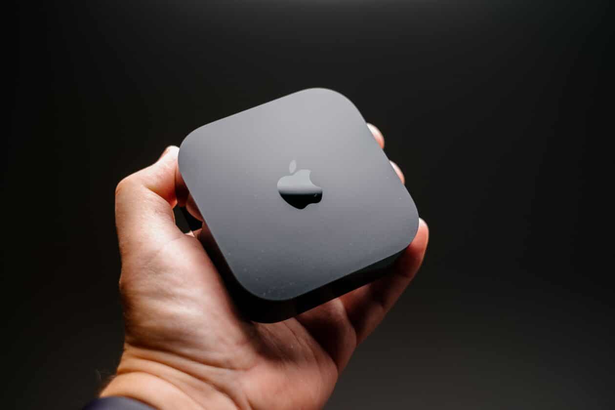 Homem segurando uma Apple TV 4K (3ª geração)