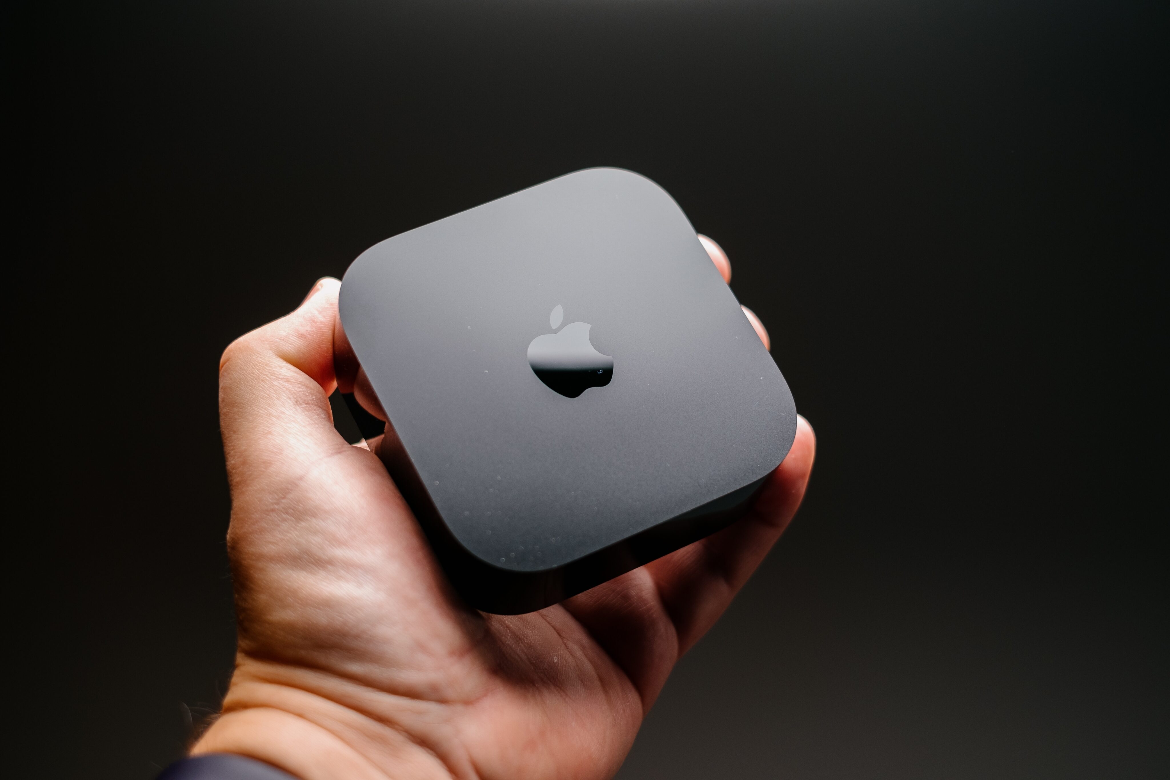 Homem segurando uma Apple TV 4K (3ª geração)