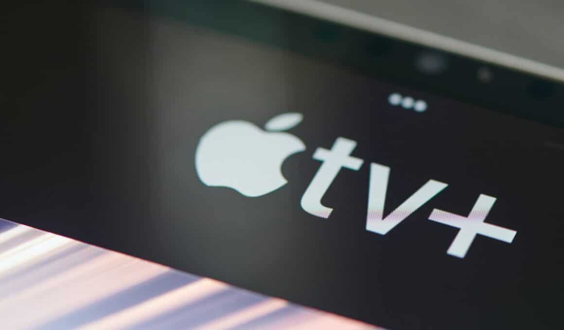 Logo do Apple TV+ na tela de um iPad