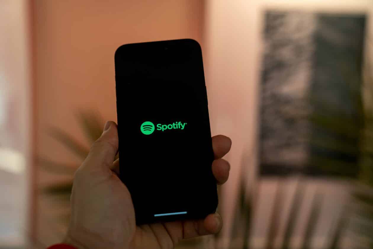 iPhone com o Spotify