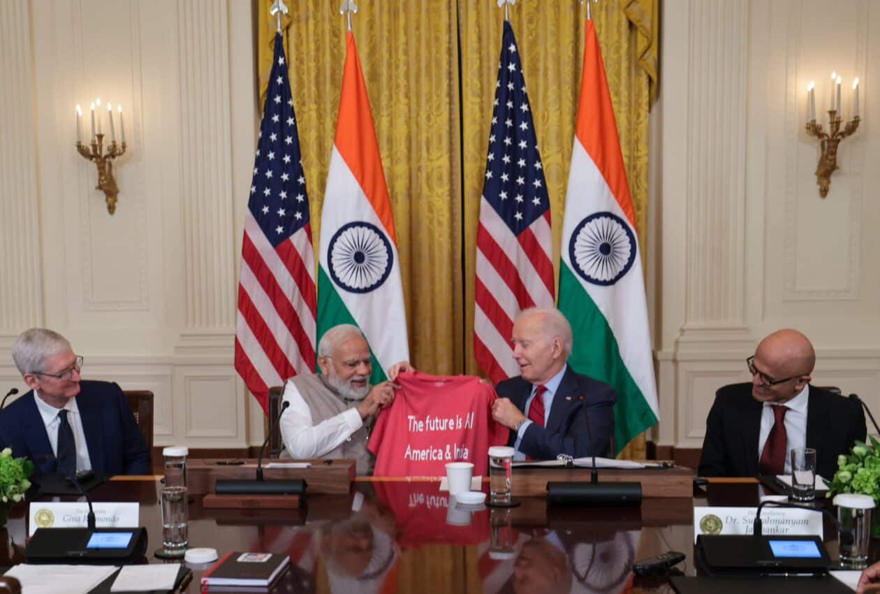 Tim Cook, Narendra Modi, Joe Biden e Satya Nadella em reunião na Casa Branca