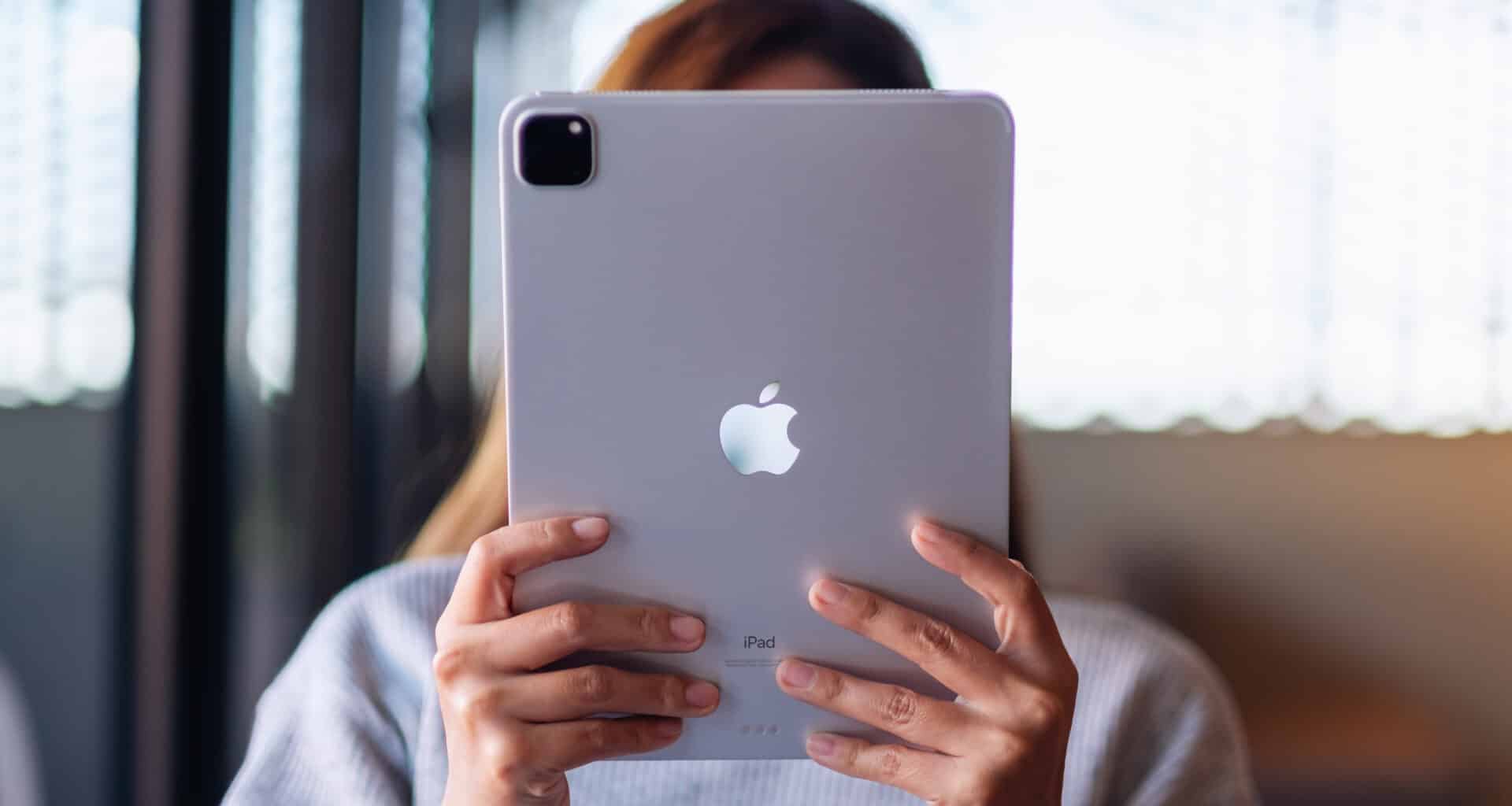 Mulher segurando iPad Pro com as duas mãos