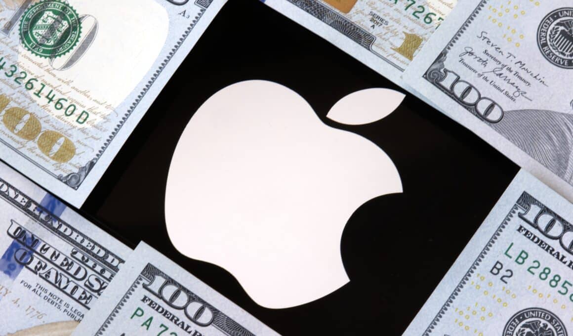 Logo da Apple cercado por notas de dólares