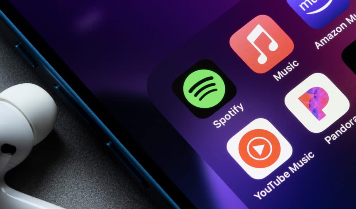 Ícones de apps de streaming de música (Apple Music, Spotify, Amazon Music, YouTube Music, Pandora) em iPhone