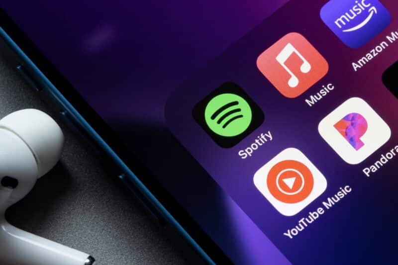 Ícones de apps de streaming de música (Apple Music, Spotify, Amazon Music, YouTube Music, Pandora) em iPhone