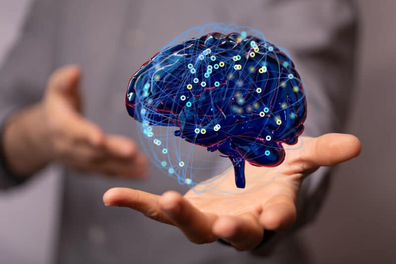 Homem manipulando um cérebro/inteligência artificial com as mãos