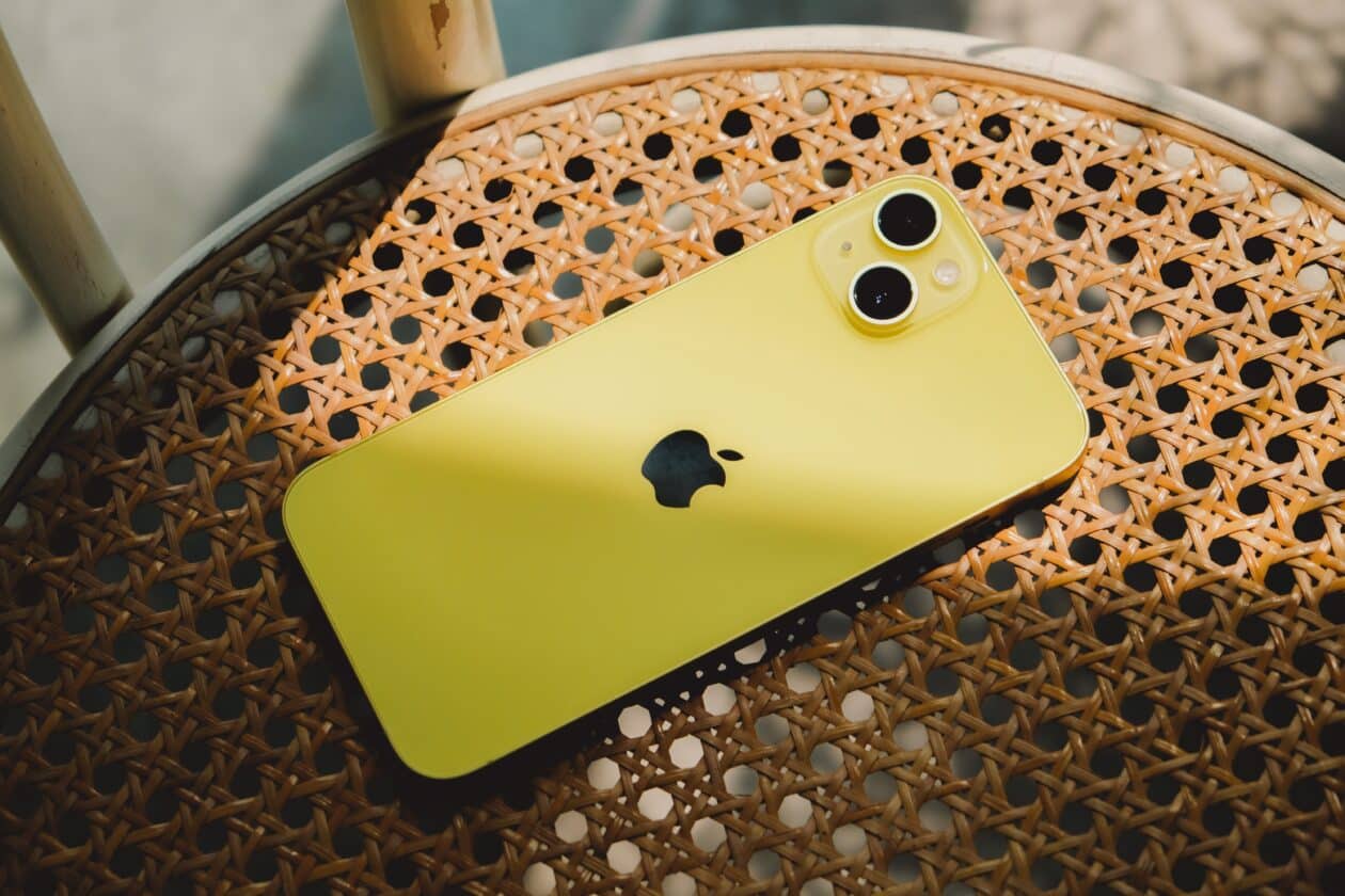 iPhone 14 amarelo