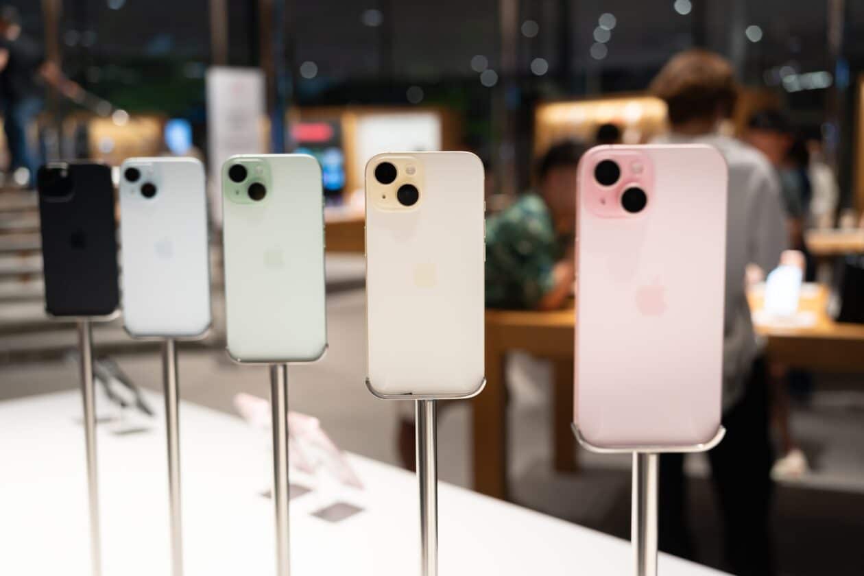 Traseira de iPhones 15 Plus em diferentes cores (rosa, amarela, verde, azul e preta)