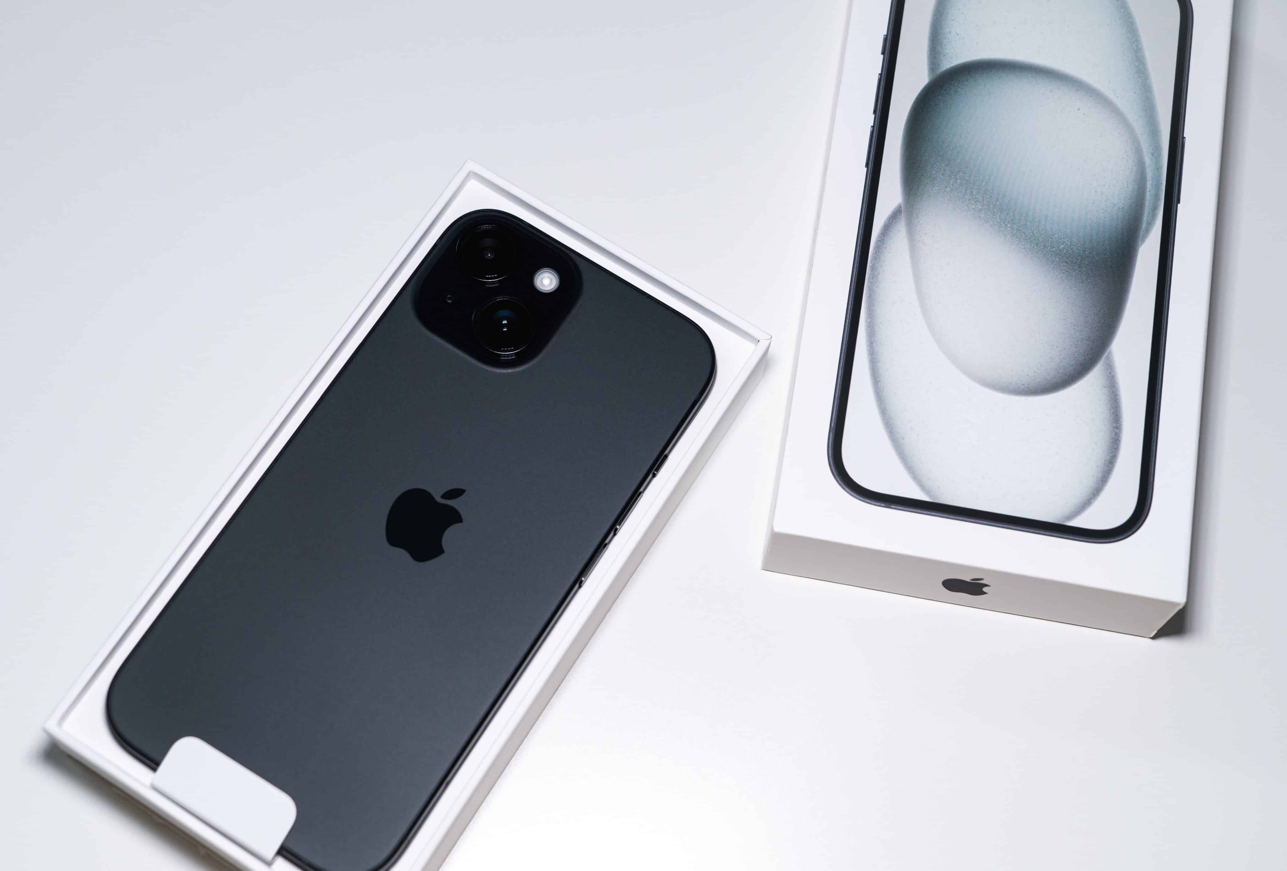 10-iPhone-15-preto-scaled.jpg