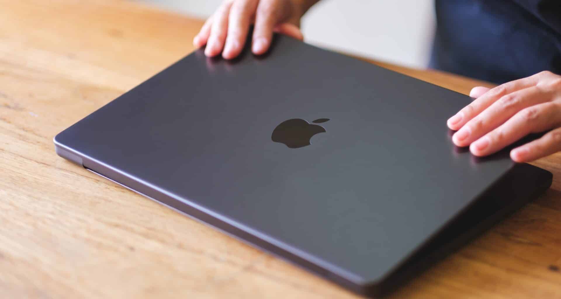 Mulher abrindo um MacBook Pro