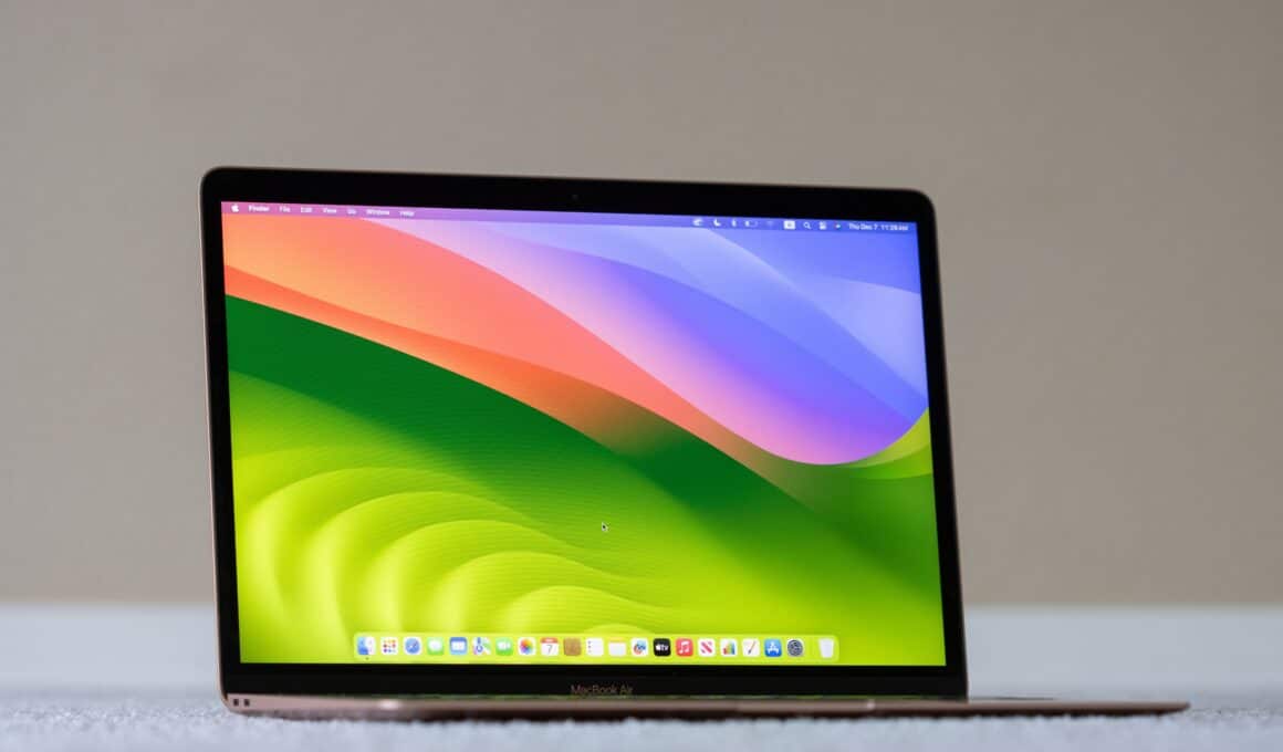 MacBook Air com o wallpaper do macOS Sonoma
