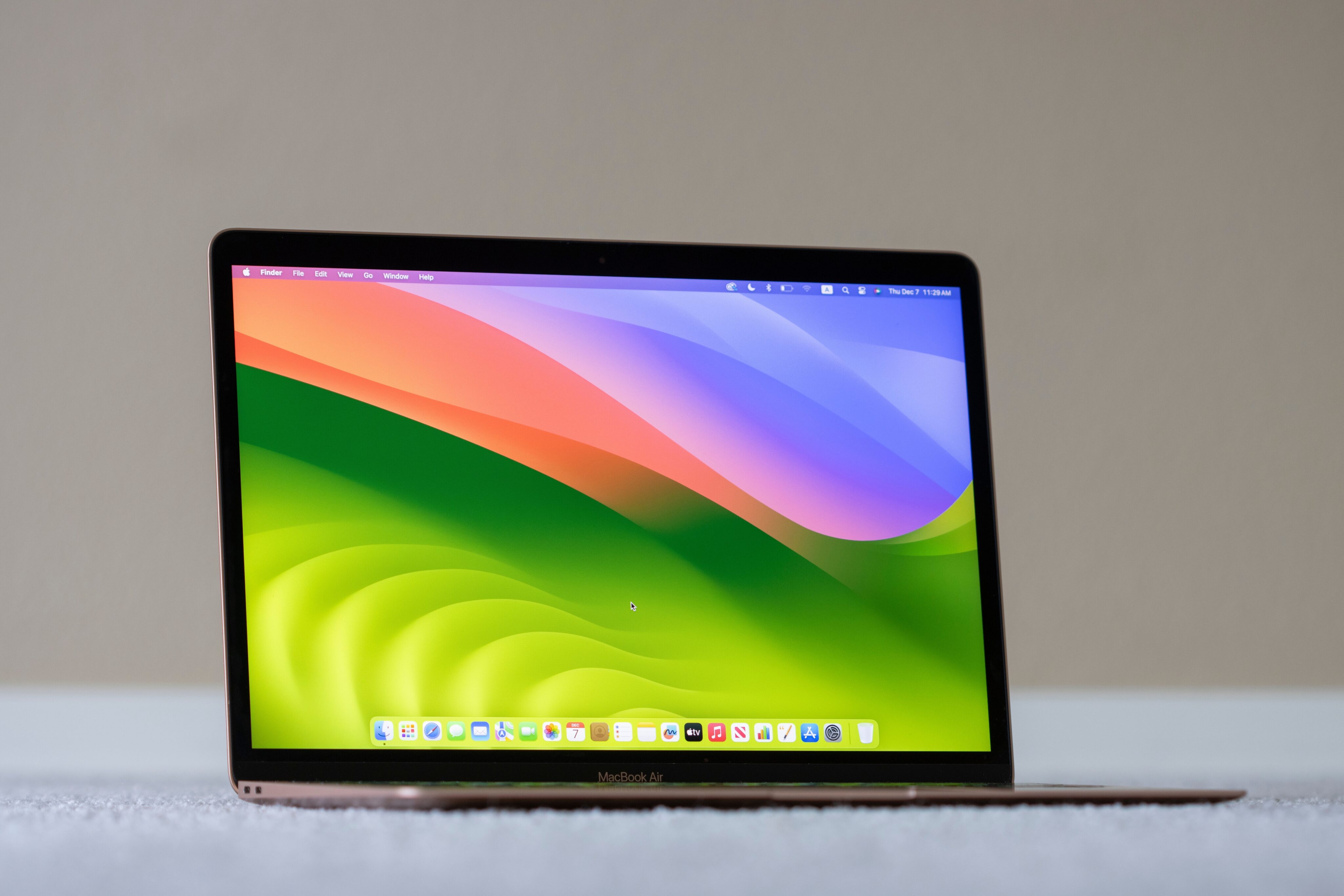 MacBook Air com o wallpaper do macOS Sonoma