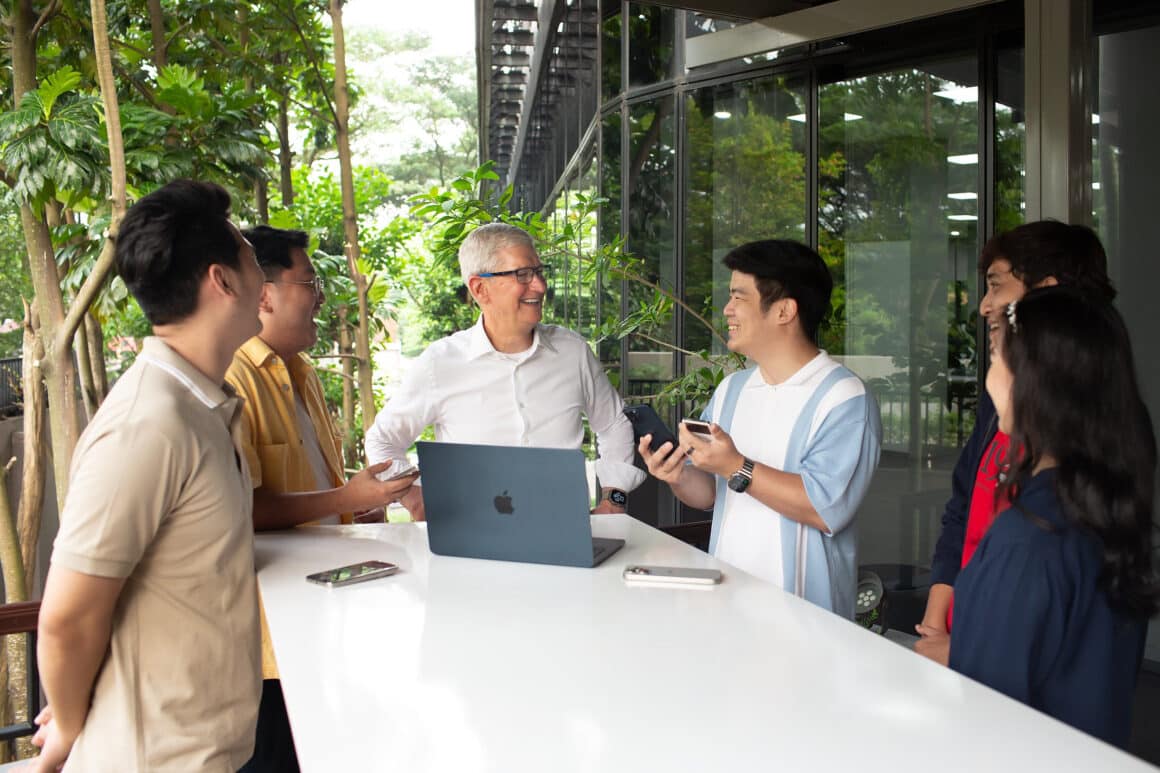 Tim Cook com time de criadores de conteúdo da Indonésia