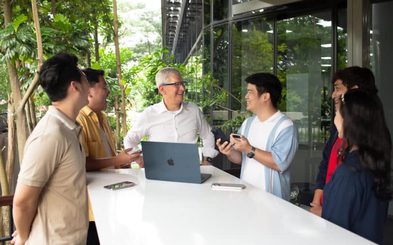 Tim Cook com time de criadores de conteúdo da Indonésia
