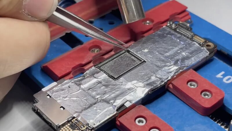 Vídeo com troca de chip de armazenamento de iPhone 15 Pro