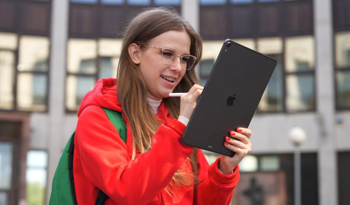 Mulher usando um Apple Pencil com um iPad Pro