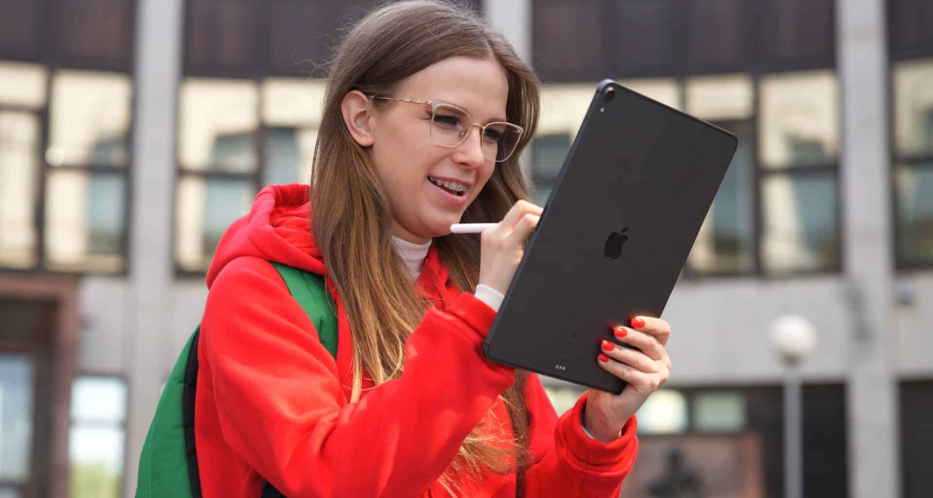 Mulher usando um Apple Pencil com um iPad Pro