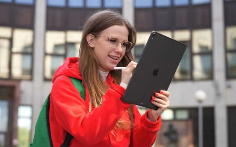 Mulher usando um Apple Pencil com um iPad Pro