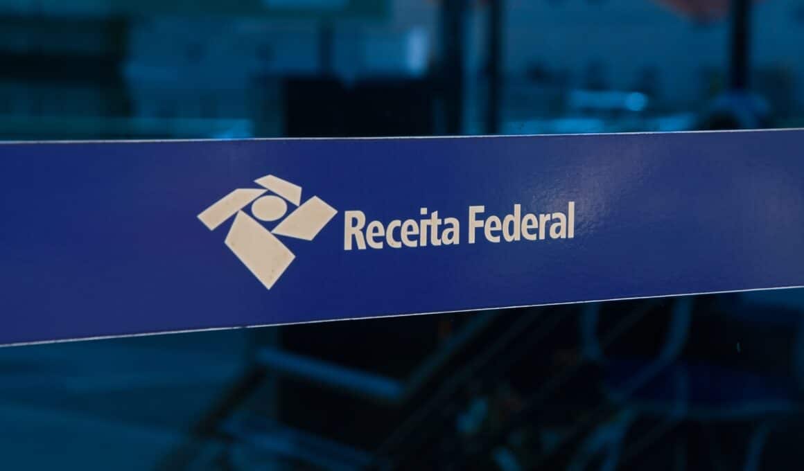 Logo da Receita Federal do Brasil em vidro