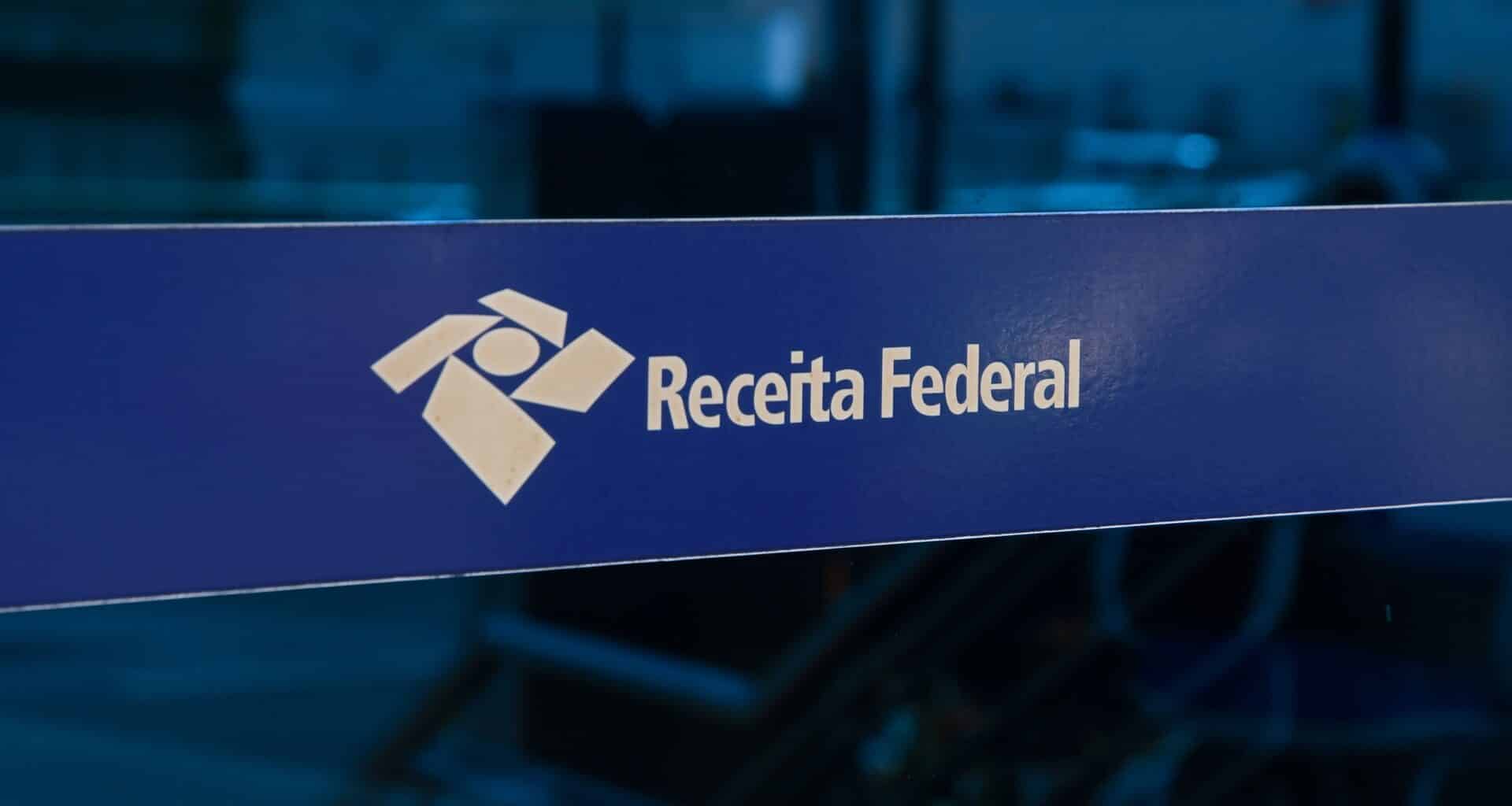 Logo da Receita Federal do Brasil em vidro